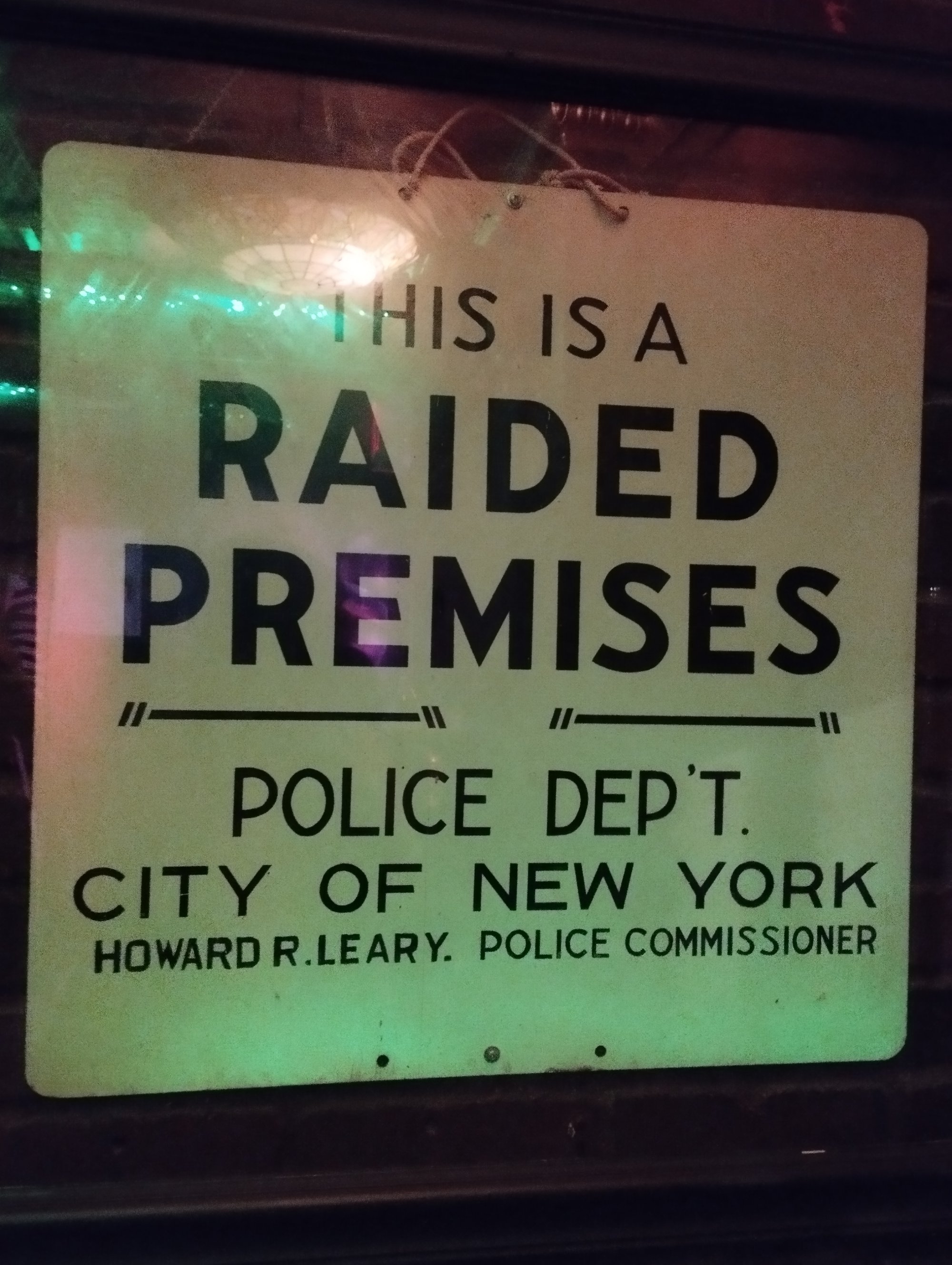 A polícia invadiu a Stonewall Inn, e deixou uma placa informando que o estabelecimento foi invadido. Este episódio representa um dos momentos que marcaram a rebelião da Stonewall Inn.