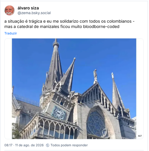 Post de álvaro siza (@zema.bsky.social): a situação é trágica e eu me solidarizo com todos os colombianos - mas a catedral de manizales ficou muito bloodborne-coded
(Foto da fachada principal de uma catedral neogótica. Uma de suas torres tombou, mas permaneceu de pé [escorada em outra parede], depois do terremoto que atingiu a cidade)