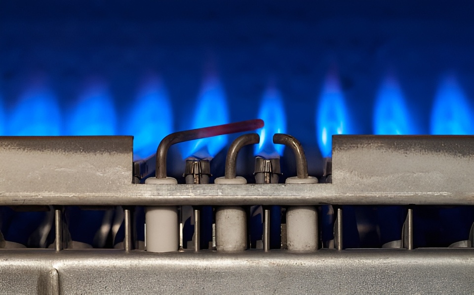 un calentador de gas con llamas azules
