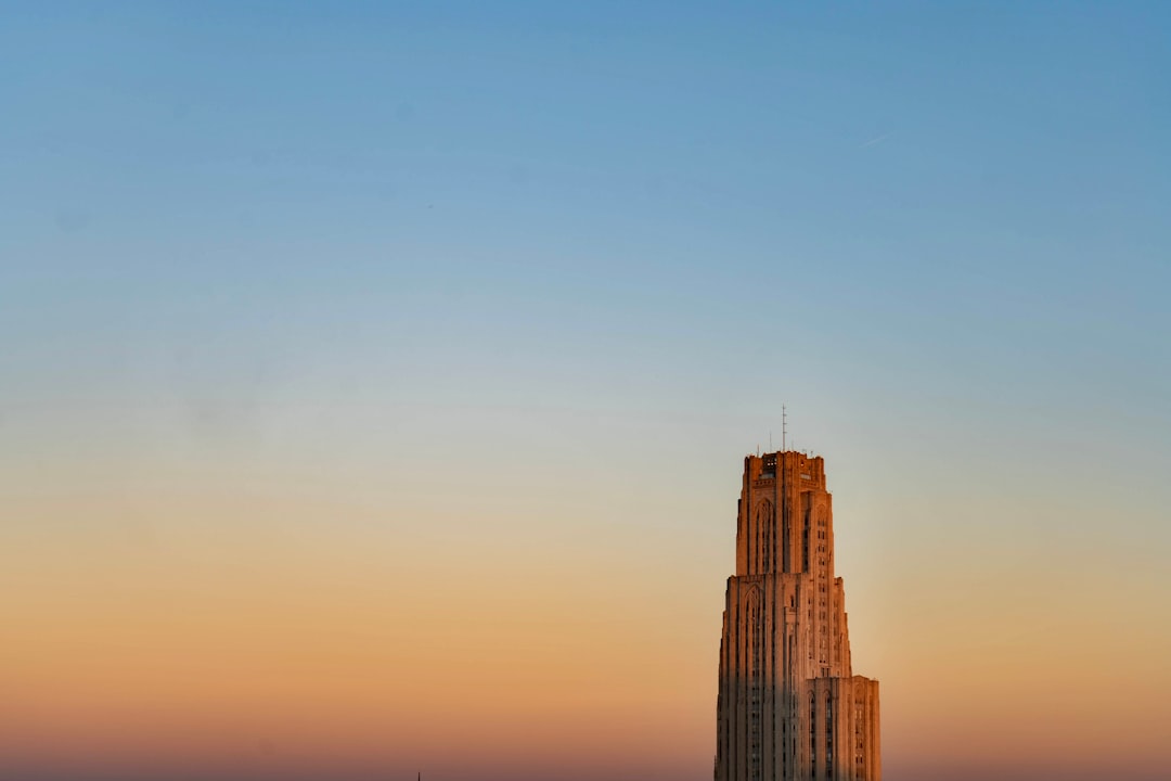 a very tall building sitting in the middle of a city